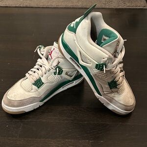 Jordan 4 Pine Green Men’s 9.5 Nike White and Green High-Top Sneakers